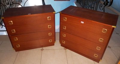 deux commodes en bois avec des poignées et des boutons en laiton dans une pièce