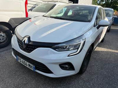 l'avant d'une voiture blanche garée sur un parking à côté d'autres voitures