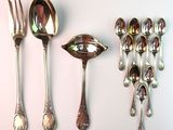 a lot of spoons and spoon spoons on the table