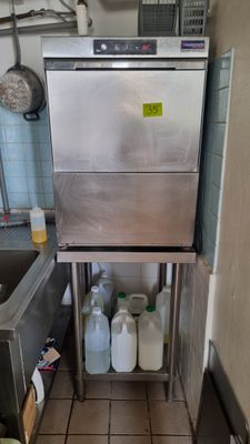 une image d'une cuisine avec un évier et un lave-vaisselle