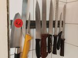 de nombreux couteaux accrochés au mur de la cuisine