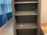 une armoire métallique avec une étagère au milieu d'une pièce