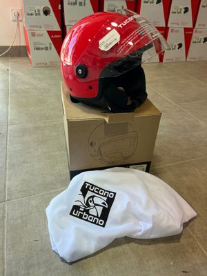 un casque rouge posé sur une boîte au sol