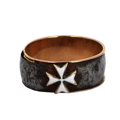 un gros plan d'une bague ornée d'une croix