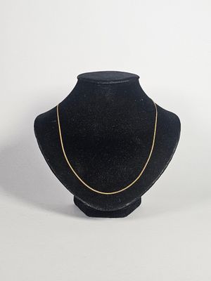 gros plan d'un collier sur un mannequin sur fond blanc