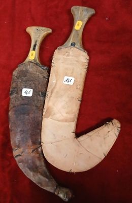 deux bananes posées l'une à côté de l'autre sur un tissu rouge