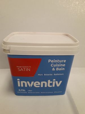 un gros plan sur un pot de peinture posé sur une table