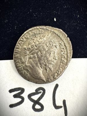 un gros plan d'une pièce de monnaie posée sur une feuille de papier