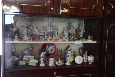 une vitrine sur laquelle sont disposées de nombreuses figurines
