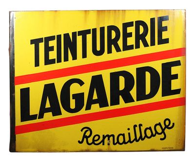 panneau jaune et rouge avec une inscription en noir indiquant « Tenturerie Lagardde »