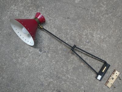 une lampe rouge et blanche posée par terre