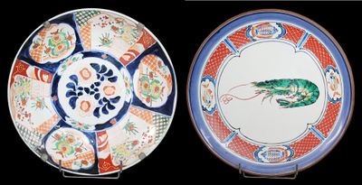 deux assiettes ornées de motifs différents sur fond noir