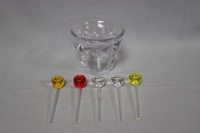 tout un tas de sucettes de différentes couleurs dans un verre