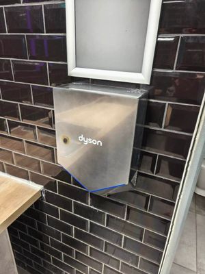 une salle de bains équipée de toilettes, d'un lavabo et d'un miroir