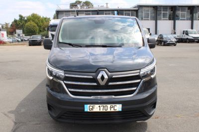 une camionnette noire garée dans un parking
