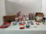 de nombreux objets posés sur une table