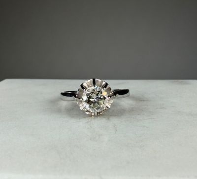 Bague solitaire en or gris 750/1000 (18K) ornée en serti-gri…