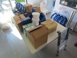 une table avec beaucoup d'objets dans une pièce