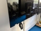 un téléviseur à écran plat posé sur un support dans une pièce