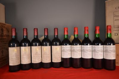 plusieurs bouteilles de vin sont alignées sur une table