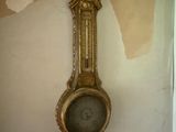 une horloge en or accrochée au mur d'une pièce