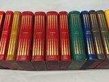 un gros plan sur une rangée de livres posés sur une table