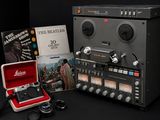 un appareil photo, un tourne-disque et un étui à disques posés sur une table