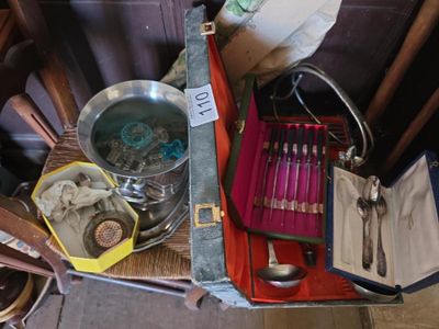 une valise remplie d'objets divers, posée sur une table