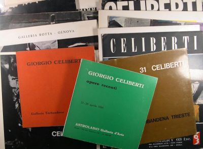 un grand nombre de livres posés sur une table