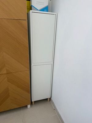 une grande armoire blanche dans un coin de la pièce