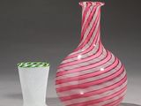 deux vases posés l'un à côté de l'autre sur une table