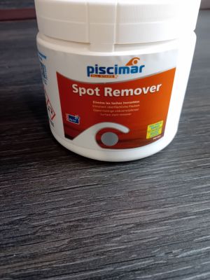 un pot de détachant posé sur une table