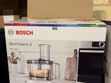 Des cartons contenant des appareils électroménagers sont empilés sur une étagère dans un magasin