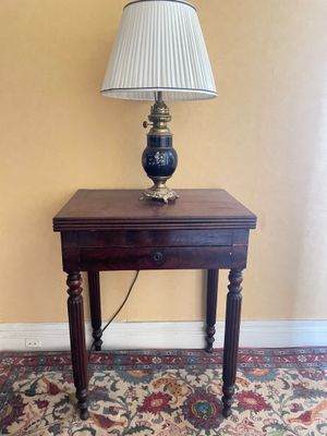 une petite table sur laquelle est posée une lampe
