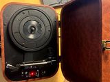 une boîte en bois contenant un haut-parleur, posée sur un bureau