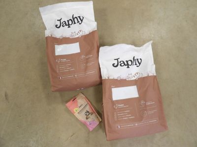 deux sacs de provisions posés par terre l'un à côté de l'autre