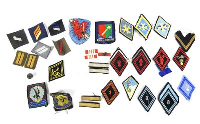 Lot d'insignes en tissus divers, losanges modèle 1945, grade…