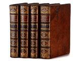 un ensemble de quatre livres superposés