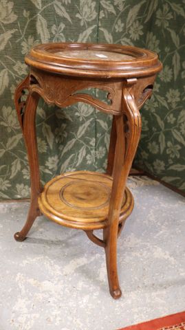 Sellette tripode dessus plateau marbre et tablette d’entrejambe H...