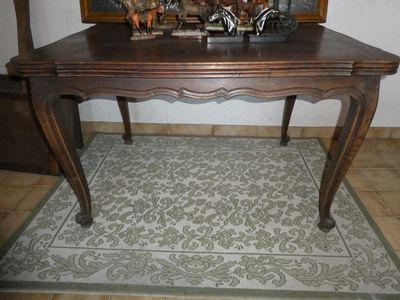 une table surmontée d'un miroir dans une pièce