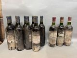 six bouteilles de vin sont alignées sur une table