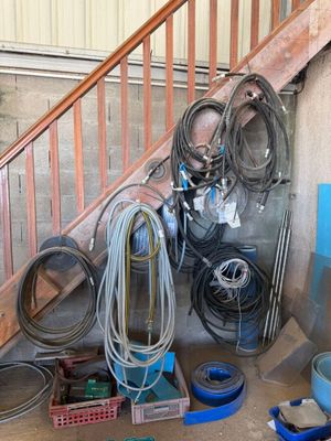 un tas de fils et d'autres équipements électriques par terre