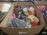 une grande boîte remplie d'objets divers