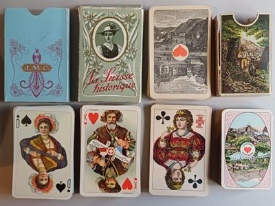 de nombreuses cartes à jouer posées sur une table