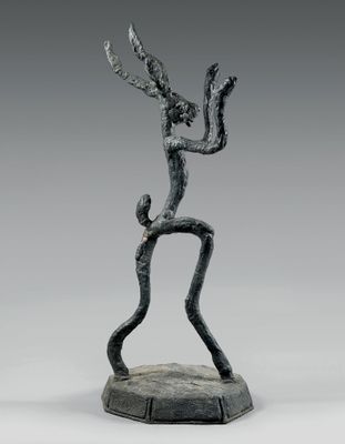 une image d'une statue en bronze représentant une femme tenant un oiseau
