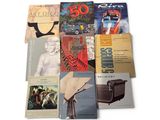 un grand nombre de livres posés sur une table