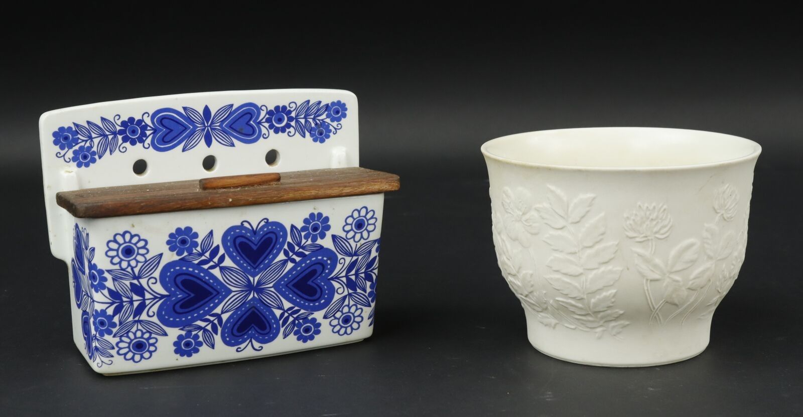 ARABIA (Finlande) - Deux pièces: - boite à sel Sirpa (design par Raija Uosikkinen). Larg. 17.5 cm. Fêle à l'arrière -...