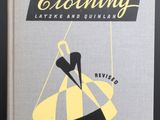 une image représentant un livre sur lequel figure une femme sur une balançoire
