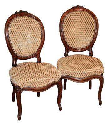 Suite de 2 CHAISES à dossier médaillon, en noyer mouluré et …
