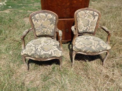 deux chaises posées dans l'herbe près d'une commode